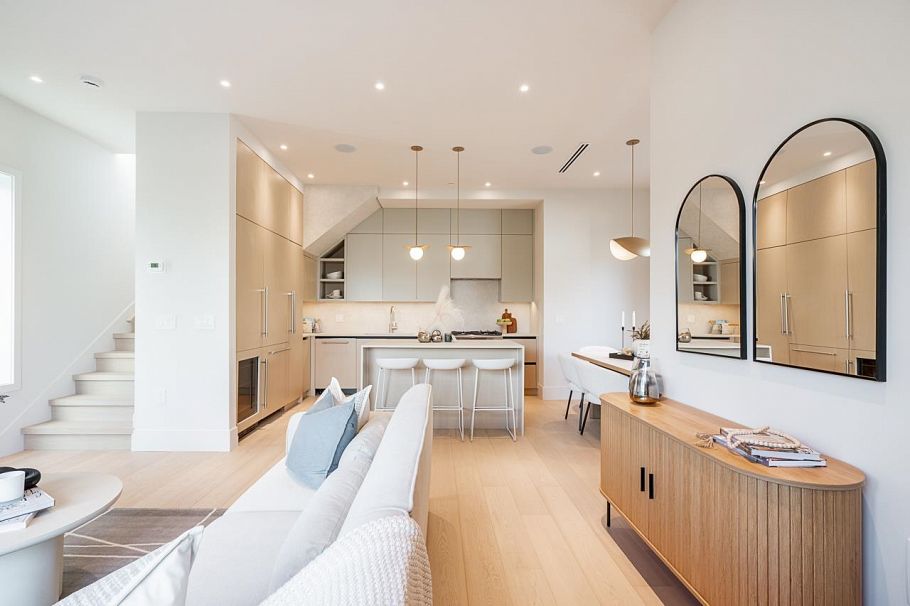 1 372 E 37th Avenue Vancouver, BC - 4