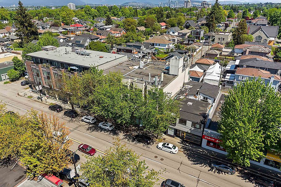 301 4372 Fraser Street Vancouver, BC - 1