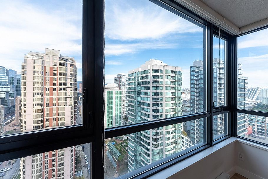 2501 909 Mainland Street Vancouver, BC - 25