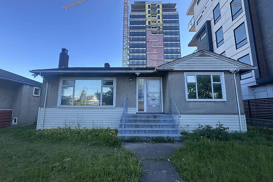 448 W 41st Avenue Vancouver, BC - 1