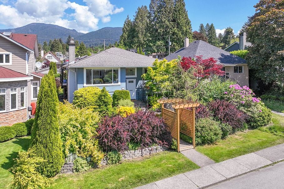 316 W 21st Street North Vancouver, BC - 1