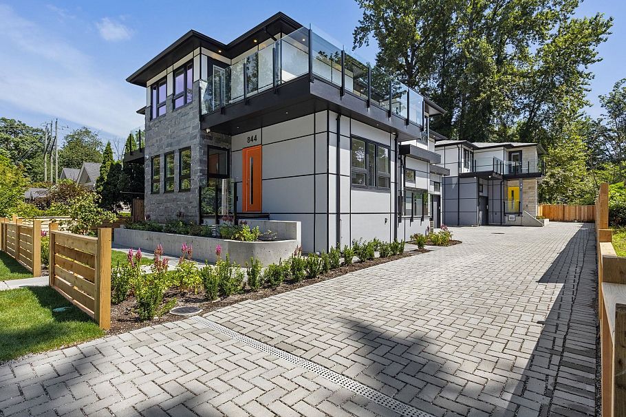 842 St. Denis Avenue North Vancouver, BC - 29