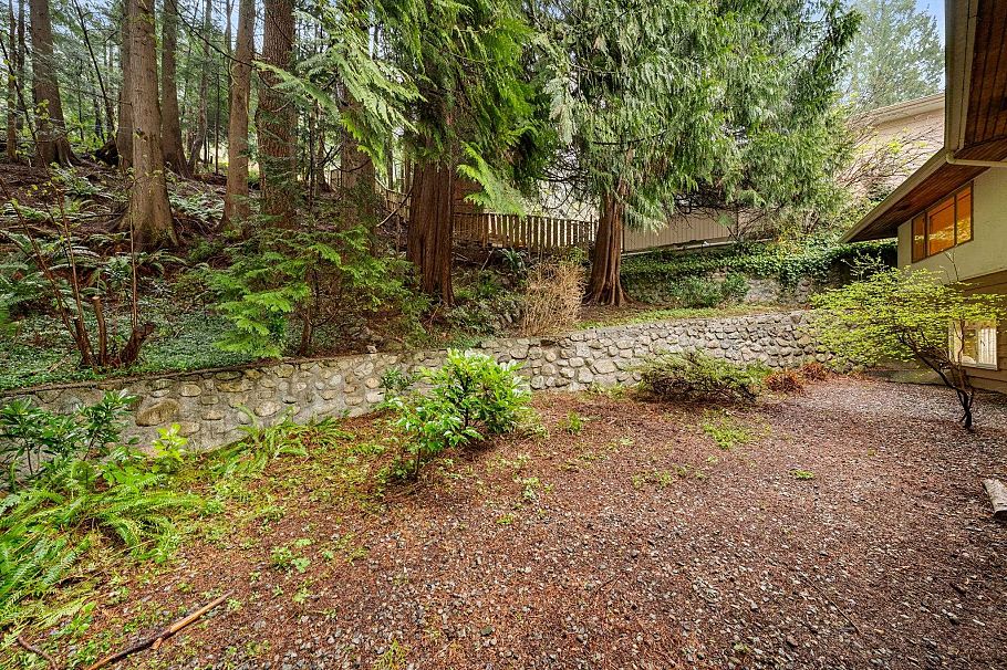 234 Rondoval Crescent North Vancouver, BC - 33