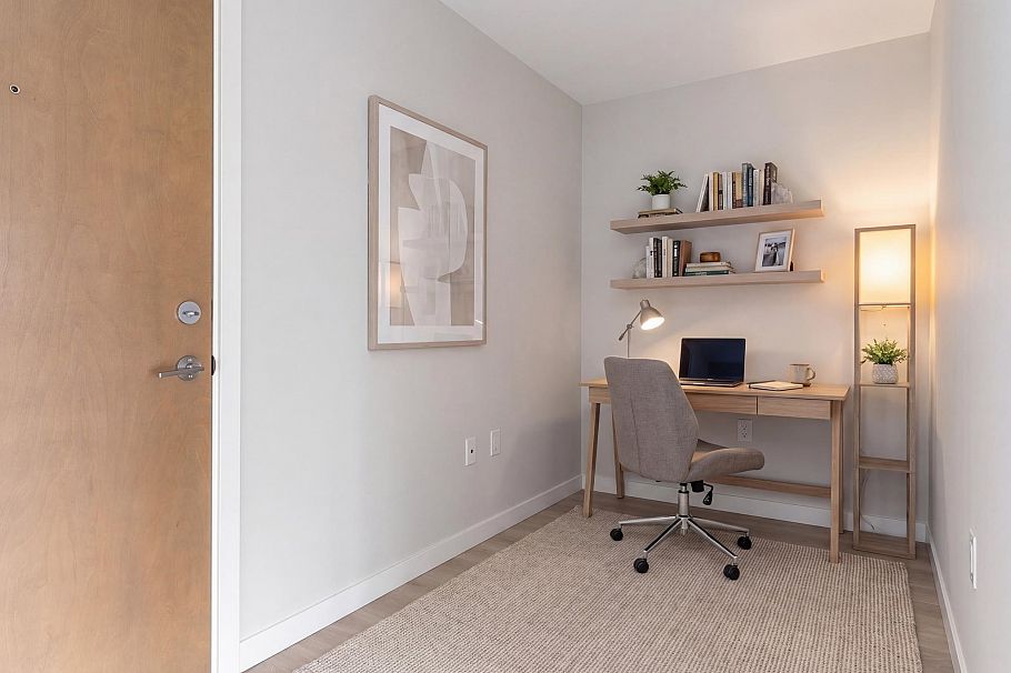312 110 E 17th Street North Vancouver, BC - 17
