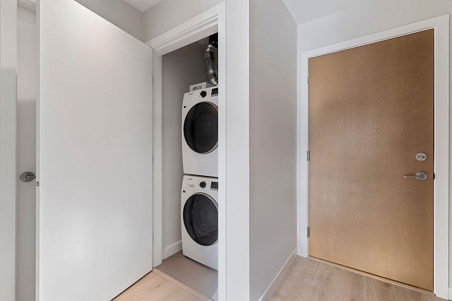 312 110 E 17th Street North Vancouver, BC - 18