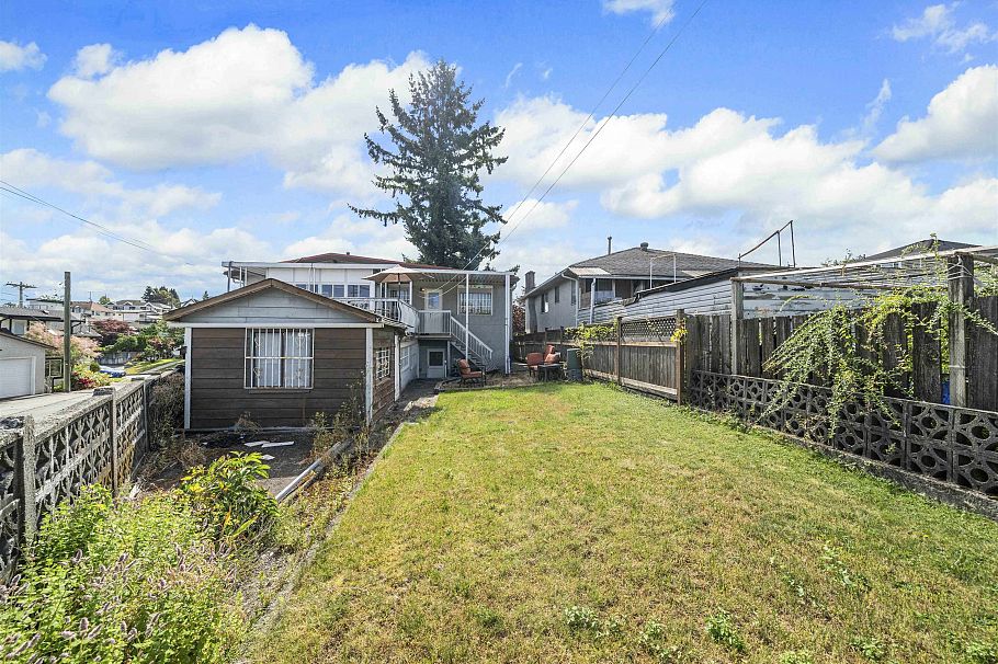 4561 Manor Street Vancouver, BC - 28