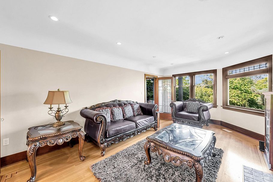 4580 W 1st Avenue Vancouver, BC - 4