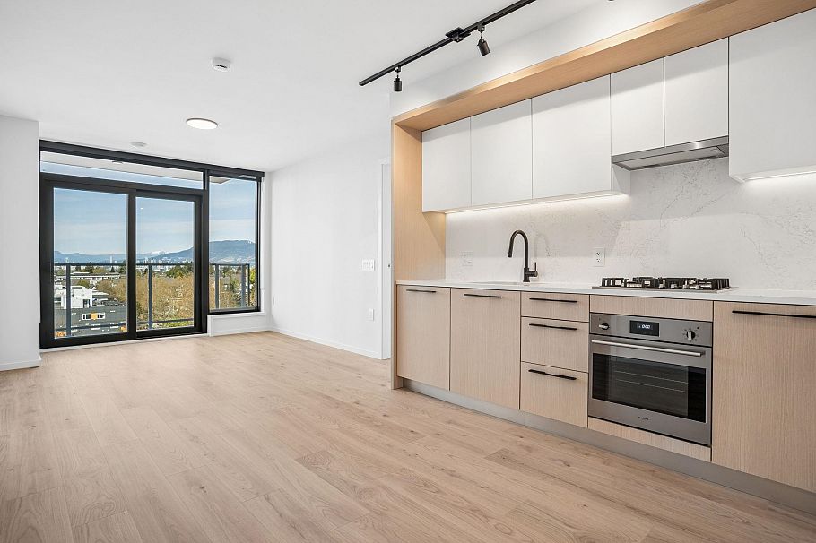 753 5189 Earles Street Vancouver, BC - 2