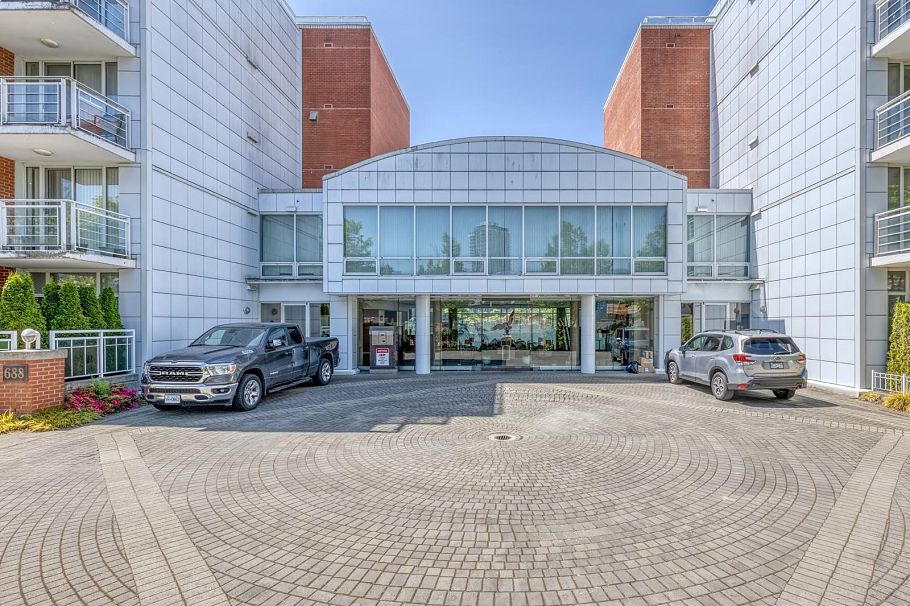 403 688 Fairchild Road Vancouver, BC - 1