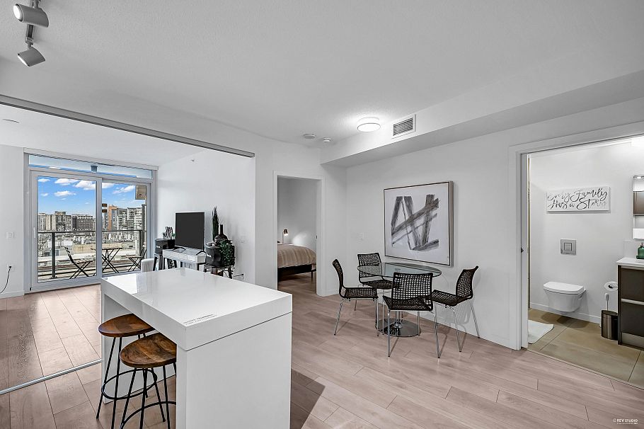 1021 180 E 2nd Avenue Vancouver, BC - 1