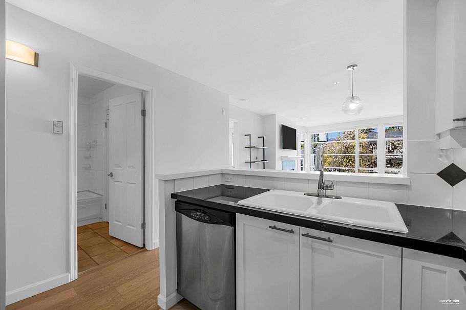 404 2575 W 4th Avenue Vancouver, BC - 9