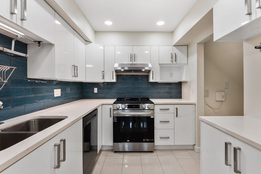 3138 W 4th Avenue Vancouver, BC - 9