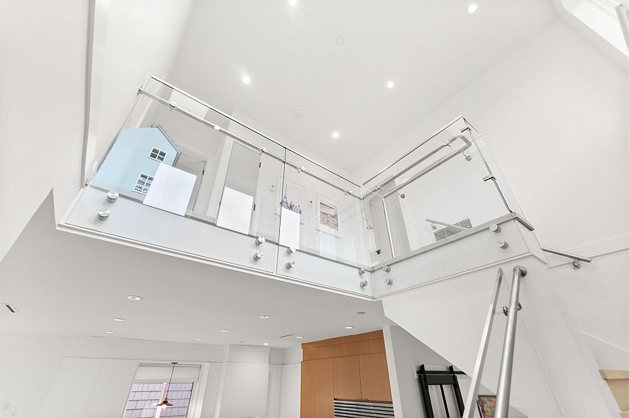 3123 W 16th Avenue Vancouver, BC - 4