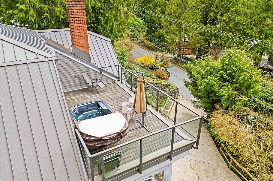 4622 Cove Cliff Road North Vancouver, BC - 2
