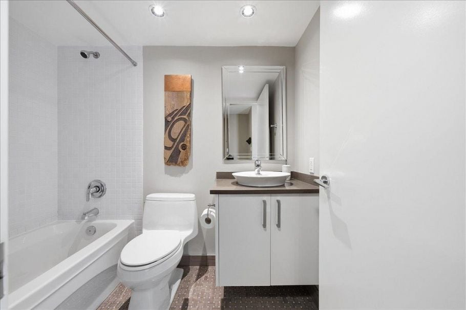 1601 155 W 1st Street North Vancouver, BC - 31