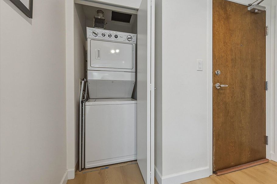 303 100 E Esplanade North Vancouver, BC - 19