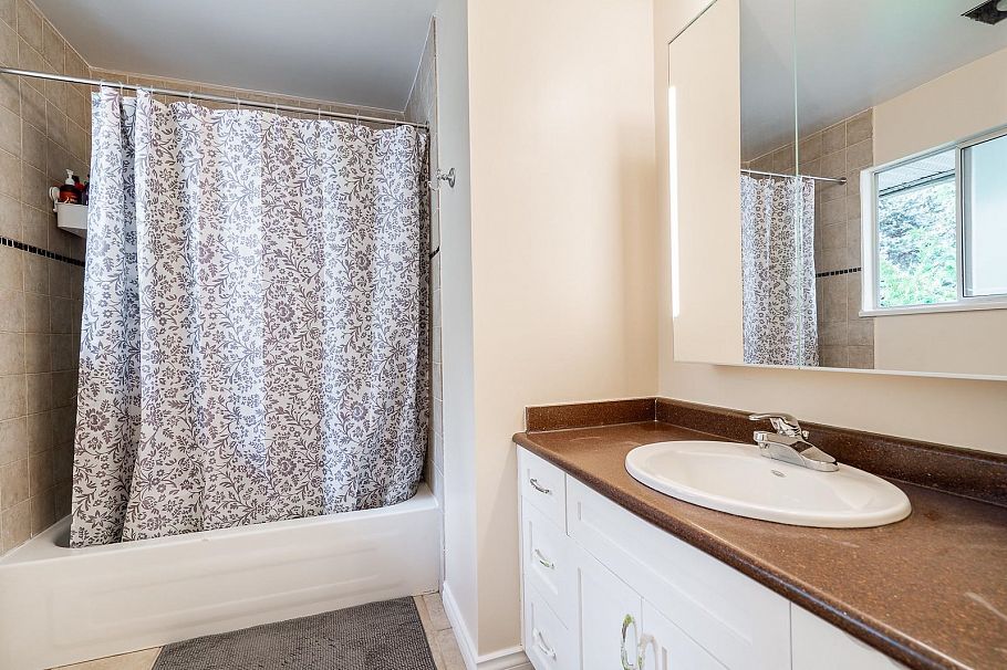 42 900 W 17th Street North Vancouver, BC - 18