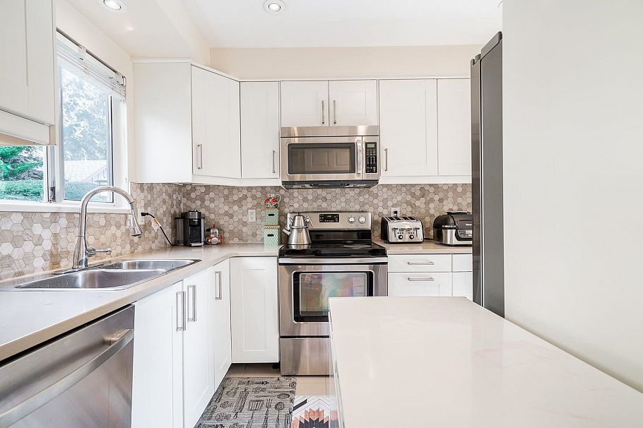 42 900 W 17th Street North Vancouver, BC - 9