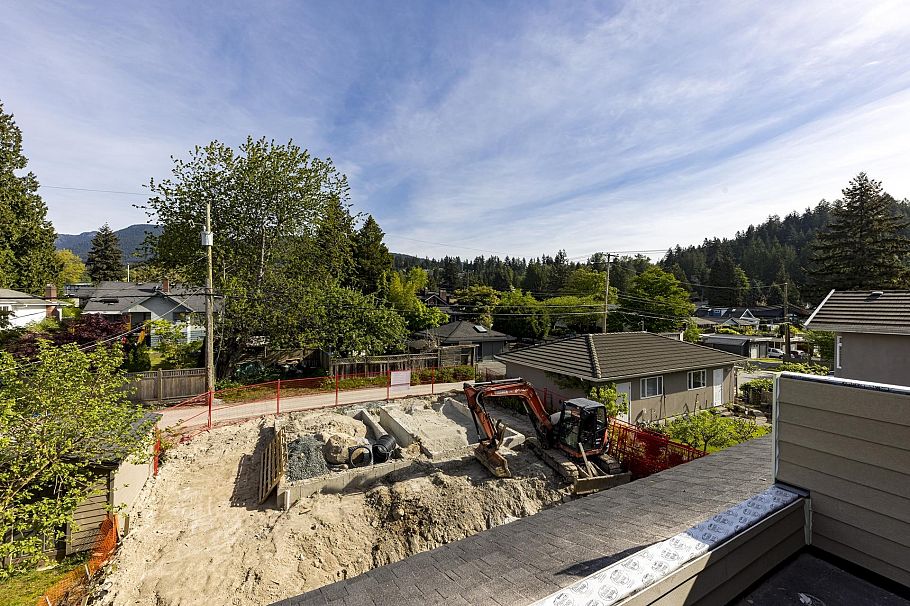 258 E 21st Street North Vancouver, BC - 28
