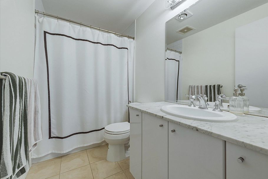 303 100 E Esplanade North Vancouver, BC - 17
