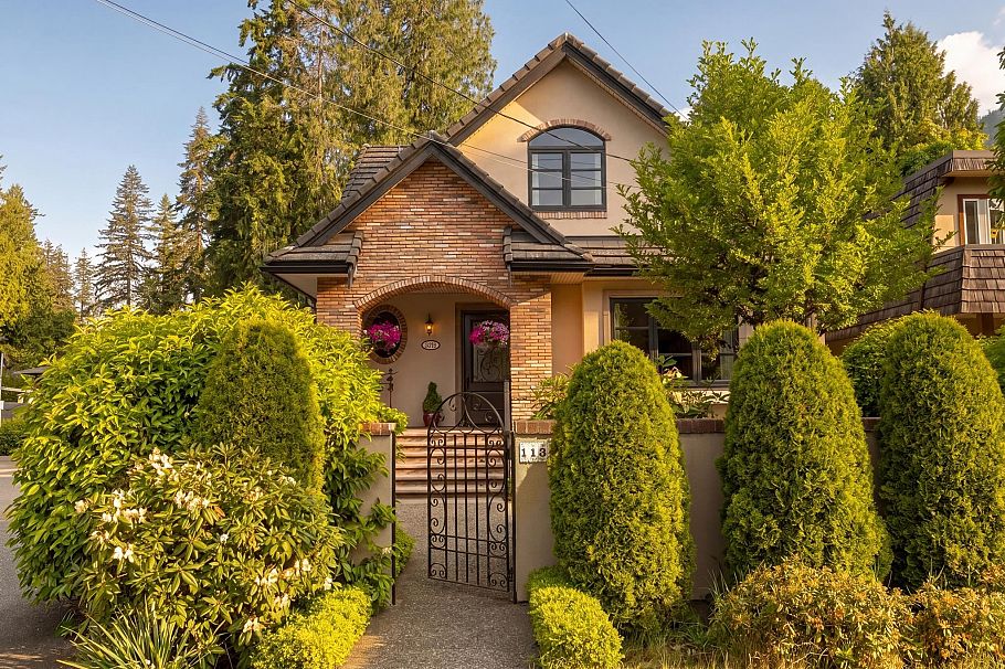 1134 Montroyal Boulevard North Vancouver, BC - 1