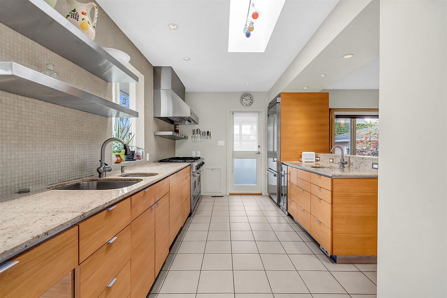 1549 W 33 Avenue Vancouver, BC - 3