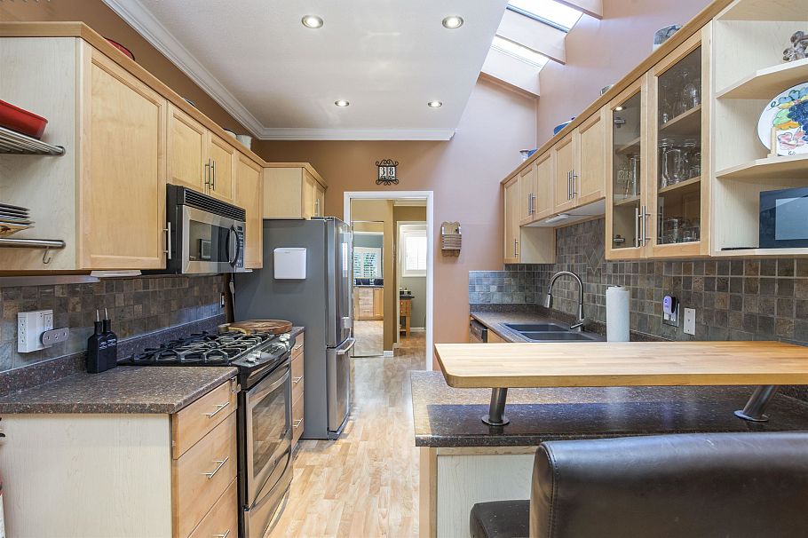 1989 Cedar Village Crescent North Vancouver, BC - 6