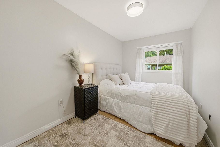 562 W Keith Road North Vancouver, BC - 16