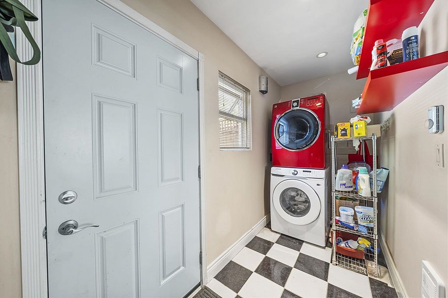 230 W 22nd Street North Vancouver, BC - 31