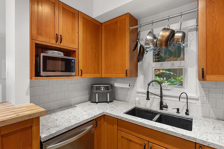 357 W 11th Avenue Vancouver, BC - 18