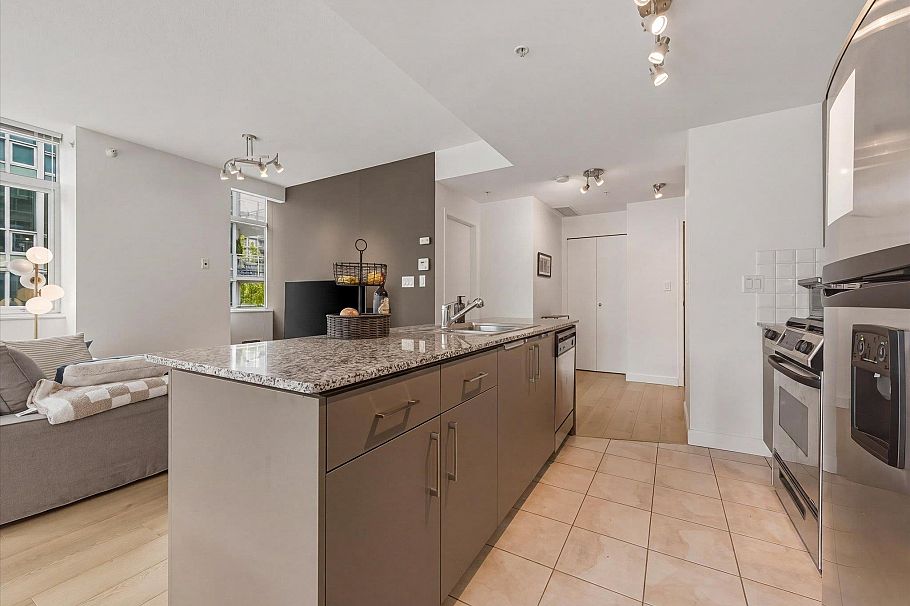 303 100 E Esplanade North Vancouver, BC - 8
