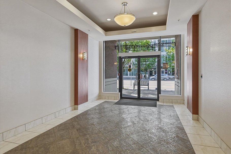 303 100 E Esplanade North Vancouver, BC - 29