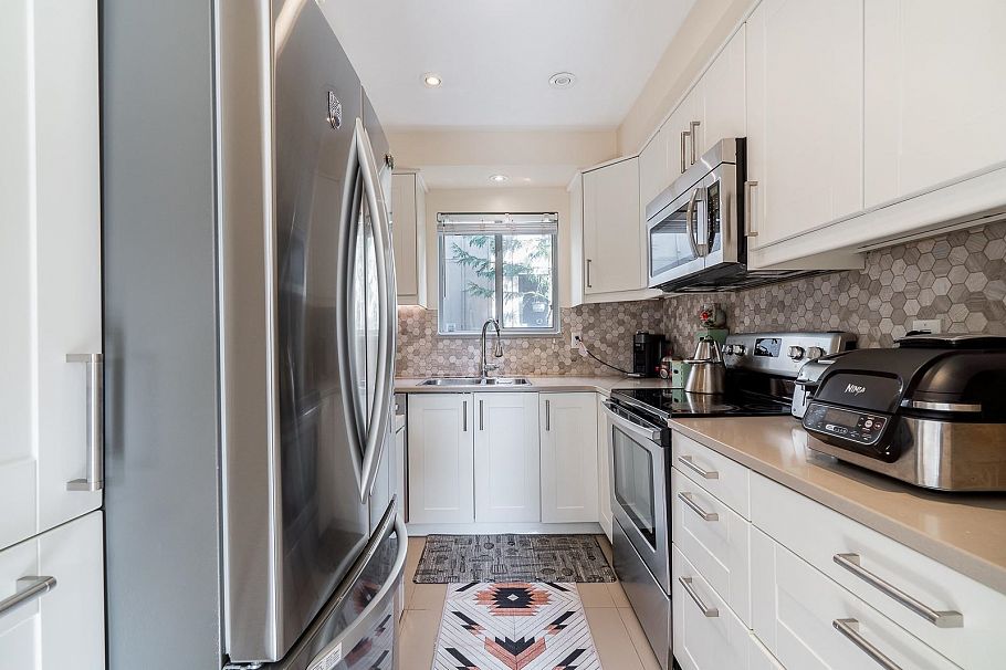 42 900 W 17th Street North Vancouver, BC - 11