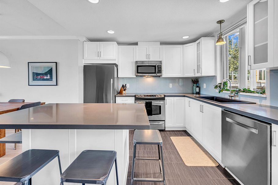 74 728 W 14th Street North Vancouver, BC - 27