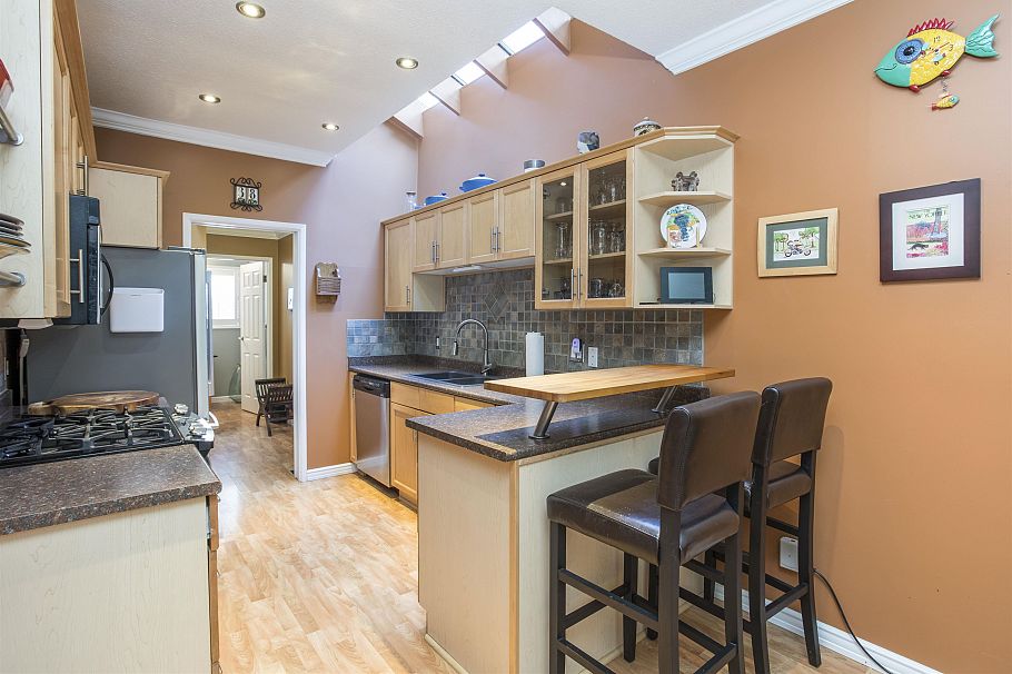 1989 Cedar Village Crescent North Vancouver, BC - 7