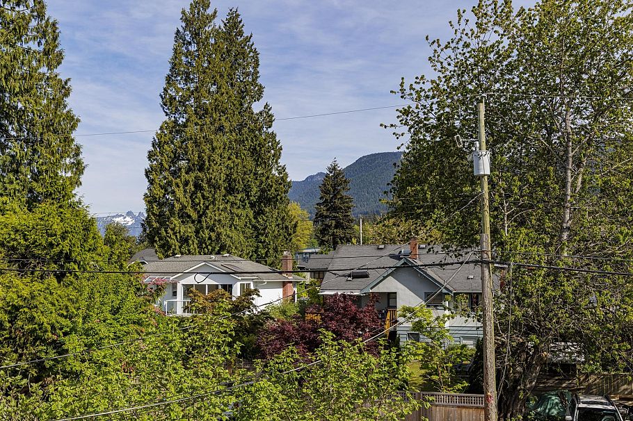 258 E 21st Street North Vancouver, BC - 35
