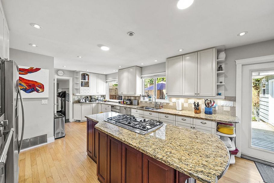 230 W 22nd Street North Vancouver, BC - 10