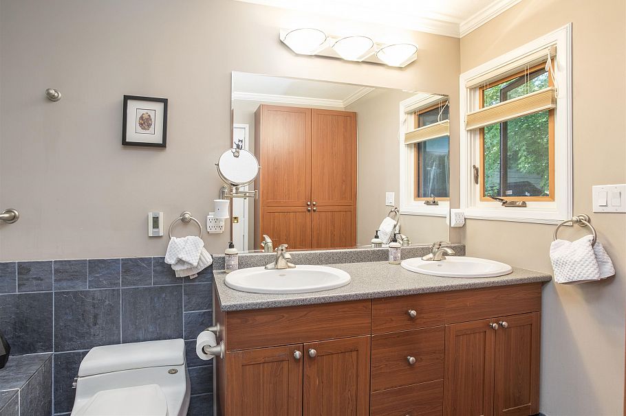 1989 Cedar Village Crescent North Vancouver, BC - 19