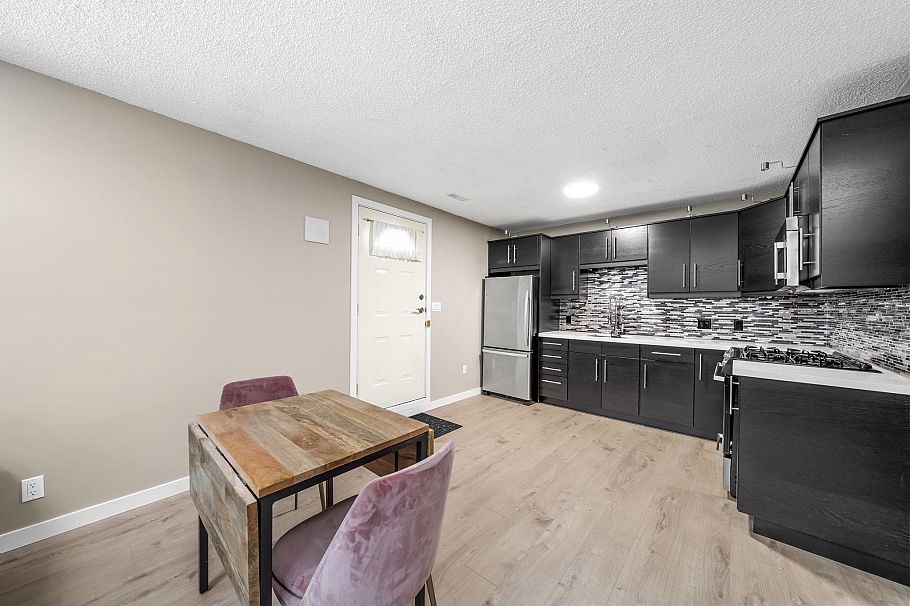 230 W 22nd Street North Vancouver, BC - 25
