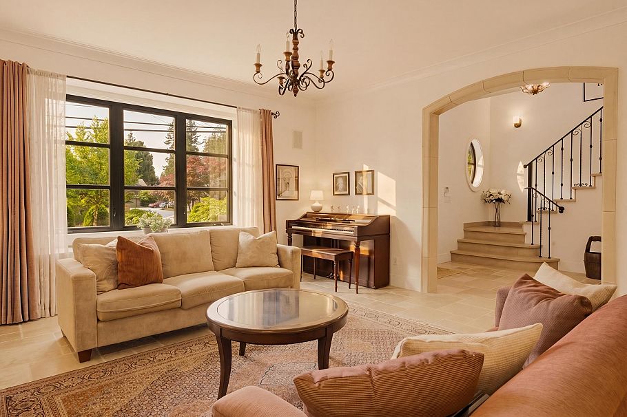 1134 Montroyal Boulevard North Vancouver, BC - 3