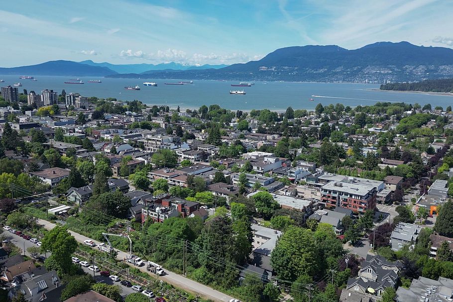 101 1875 W 8th Avenue Vancouver, BC - 2