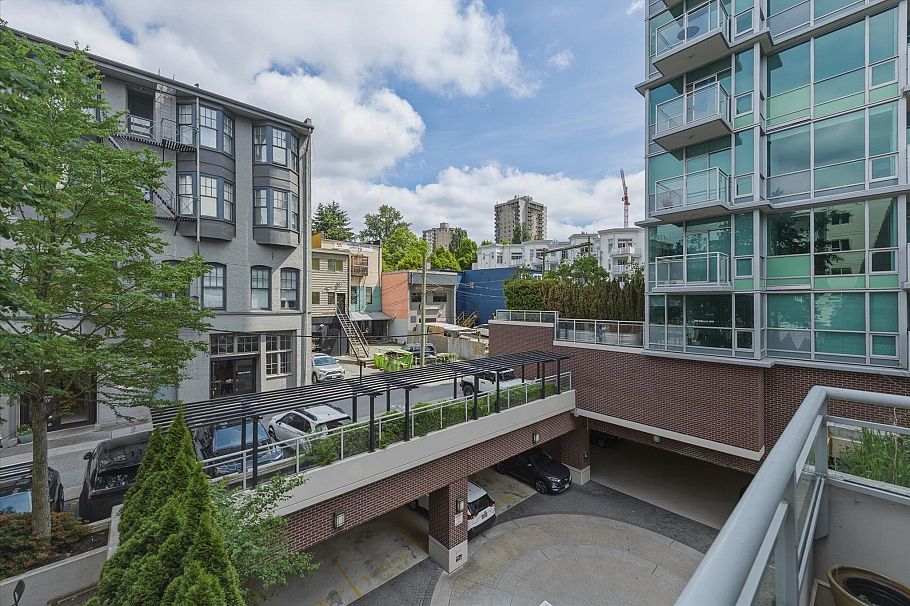 303 100 E Esplanade North Vancouver, BC - 24