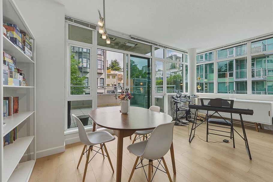 303 100 E Esplanade North Vancouver, BC - 11