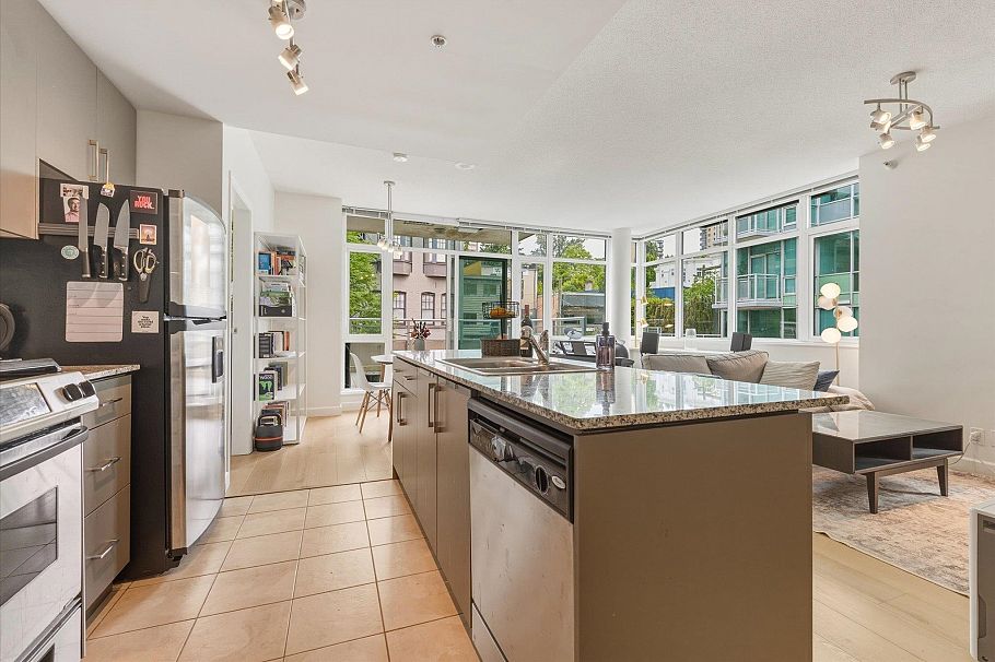 303 100 E Esplanade North Vancouver, BC - 6