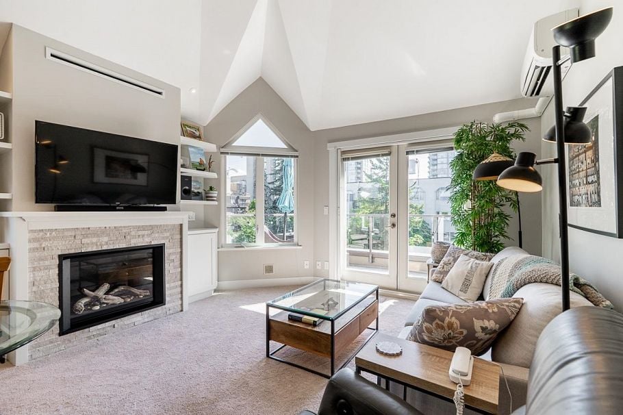 306 1535 Chesterfield Avenue North Vancouver, BC - 1