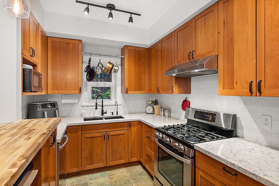 357 W 11th Avenue Vancouver, BC - 16