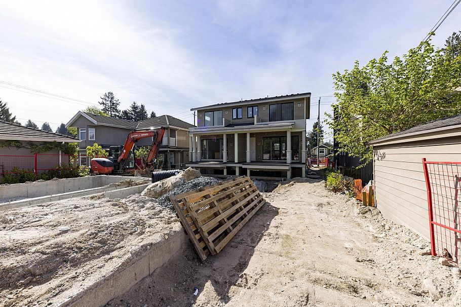 258 E 21st Street North Vancouver, BC - 29