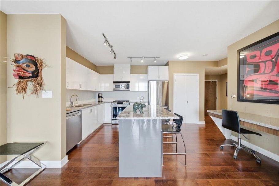 1601 155 W 1st Street North Vancouver, BC - 17