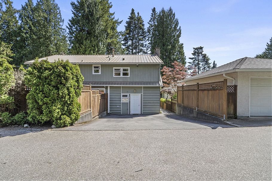 230 W 22nd Street North Vancouver, BC - 32