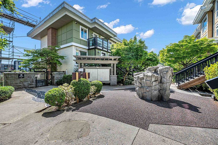 74 728 W 14th Street North Vancouver, BC - 38